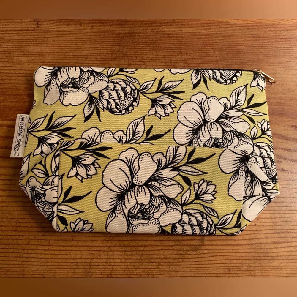 Elizabeth Arden Cosmetic Bag - Picture 2 of 8